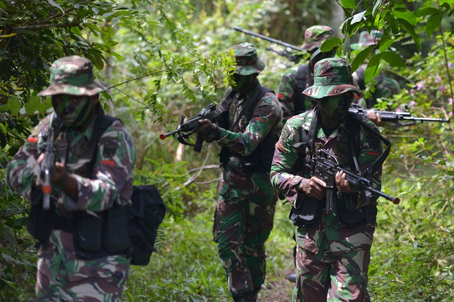 أعضاء وحدة الكوماندوز الإندونيسية يشاركون في مناورة ضد حرب العصابات في غابة ماتا أي